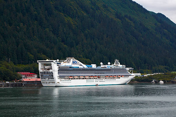 golden księżniczka statek wycieczkowy, juneau alaska - cruise port editorial golden princess cruise ship zdjęcia i obrazy z banku zdjęć