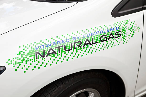 propulsé par gaz naturel comprimé autocollant sur aile de voiture - compressed natural gas photos et images de collection