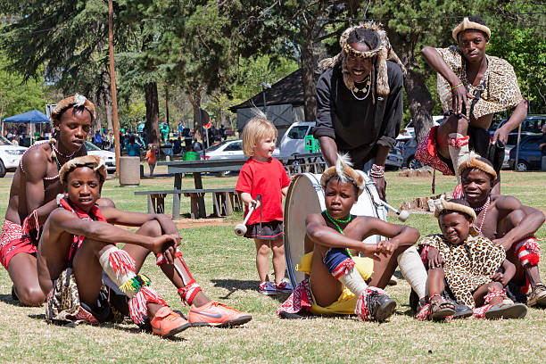 menina tocando o drums of zulu dançarinos tradicional - zulu african descent africa dancing - fotografias e filmes do acervo