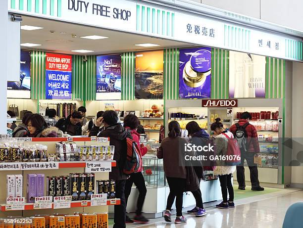 Tienda Libre De Impuestos En El Aeropuerto De Kagoshima Foto de stock y más banco de imágenes de Adulto