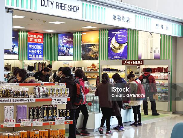 Sklep Wolnocłowy W Kagoshima Airport - zdjęcia stockowe i więcej obrazów Biznes - Biznes, Budynek związany z transportem lotniczym, Dorosły