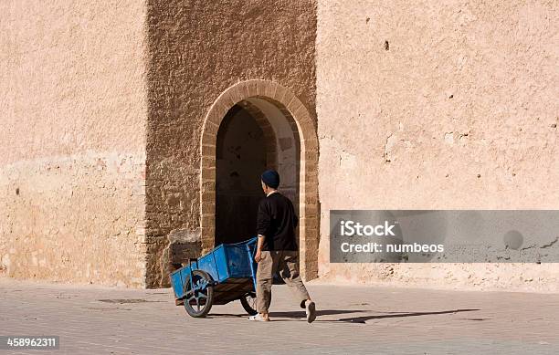 Толкать На Handcart Эссувейра Марокко — стоковые фотографии и другие картинки Африка - Африка, Взрослый, Горизонтальный