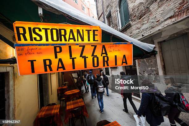 리스토란테 피자집 뜨라또리아 이탈리아 표지판에 대한 스톡 사진 및 기타 이미지 - 표지판, 골목, 레스토랑