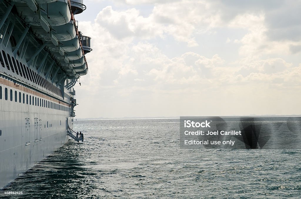 Dotate di scialuppe di salvataggio su una nave da crociera - Foto stock royalty-free di Attrezzatura nautica