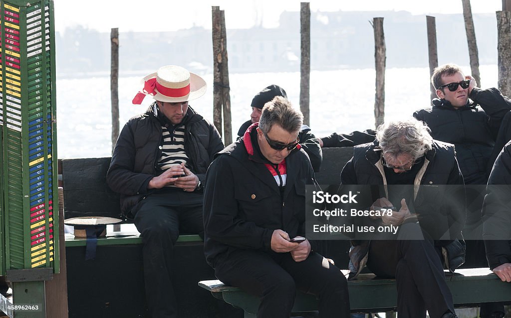 Gondolieri in attesa per i clienti a Venezia - Foto stock royalty-free di Abiti pesanti