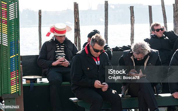 Foto de Gondoleiro De Espera Para Clientes Em Veneza e mais fotos de stock de Carnaval - Evento de comemoração - Carnaval - Evento de comemoração, Chapéu, Cliente