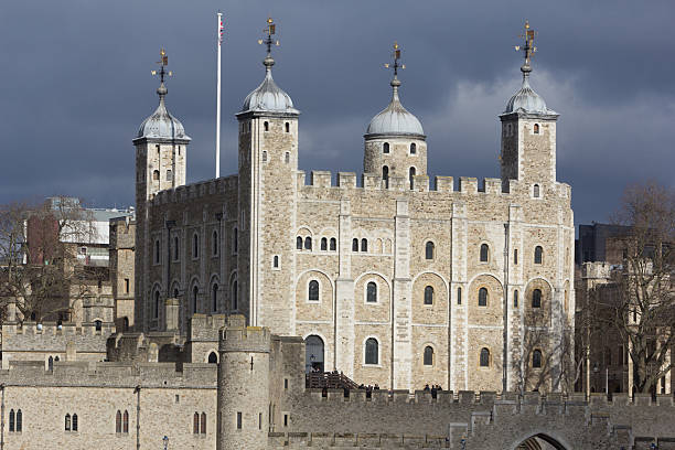 tower of london, англия, великобритания - local landmark international landmark middle ages tower of london стоковые фото и изображения