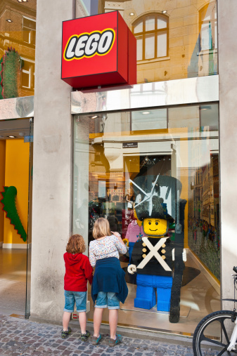 skak Tage en risiko Udlænding Copenhagen Children Looking In Lego Shop Stock Photo - Download Image Now -  Lego, Child, Statue - iStock