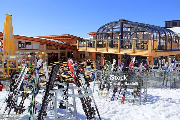 Skiausrüstung Vor Dem Restaurant Stockfoto und mehr Bilder von Après-Ski - Après-Ski, Alpen, Außenaufnahme von Gebäuden