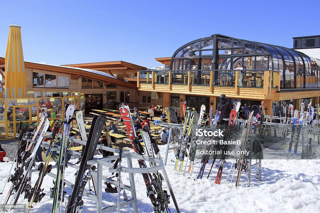 Attrezzatura da sci di fuori del ristorante - Foto stock royalty-free di Attività dopo-sci