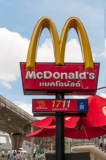 mcdonald's golden arcos logotipo - bangkok mcdonalds fast food restaurant asia - fotografias e filmes do acervo