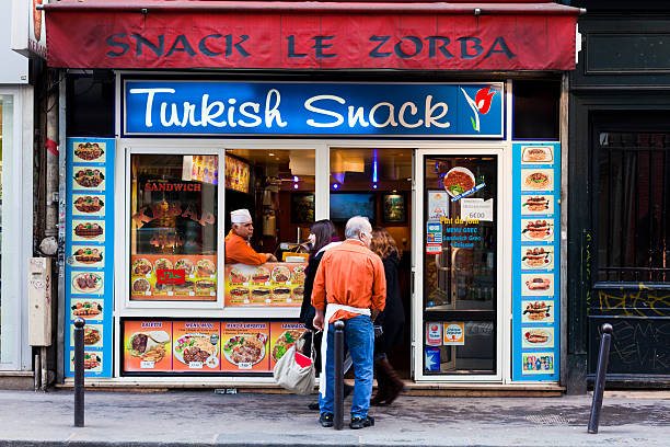 kebab aux fast food restaurant à paris - restaurant editorial entrance menu photos et images de collection