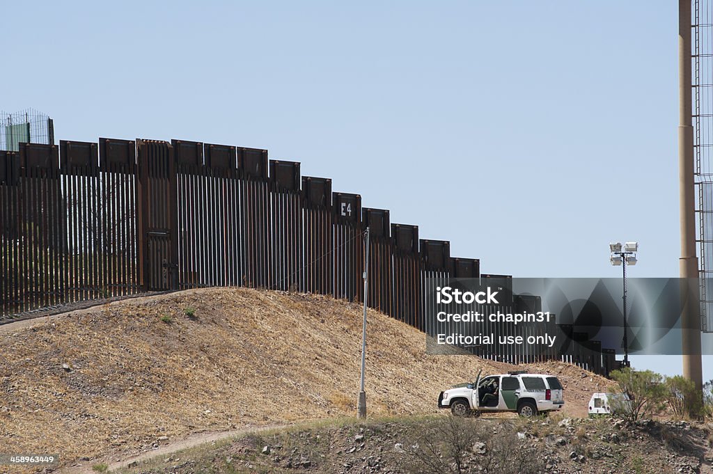 Border Fence и патруль в Nogales, штат Аризона - Стоковые фото Географическая граница роялти-фри