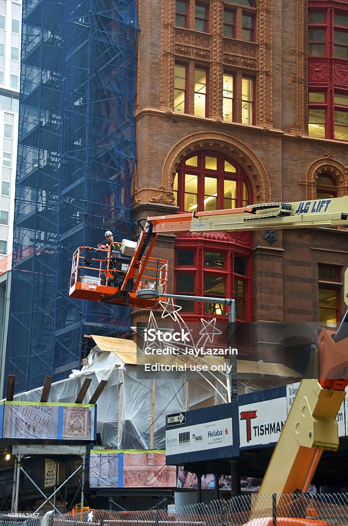 Operaio edile su una piattaforma del sollevatori, Manhattan, New York - Foto stock royalty-free di Adulto