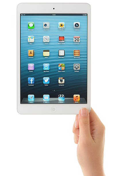 utilisant ipad mini - ipad mini white smart phone concepts photos et images de collection