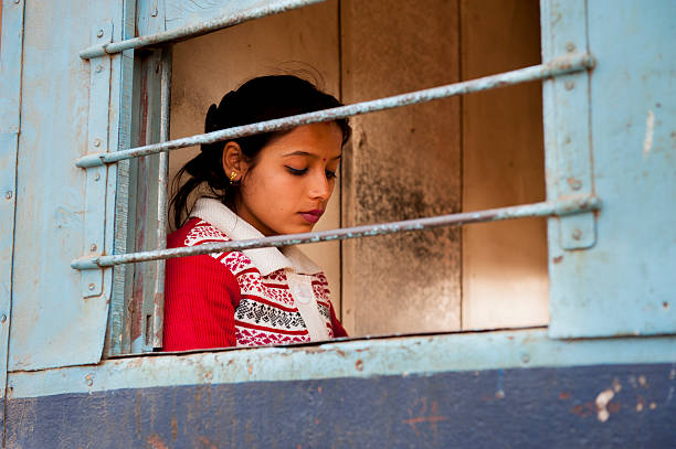 bella donna alla finestra del treno - janakpur foto e immagini stock