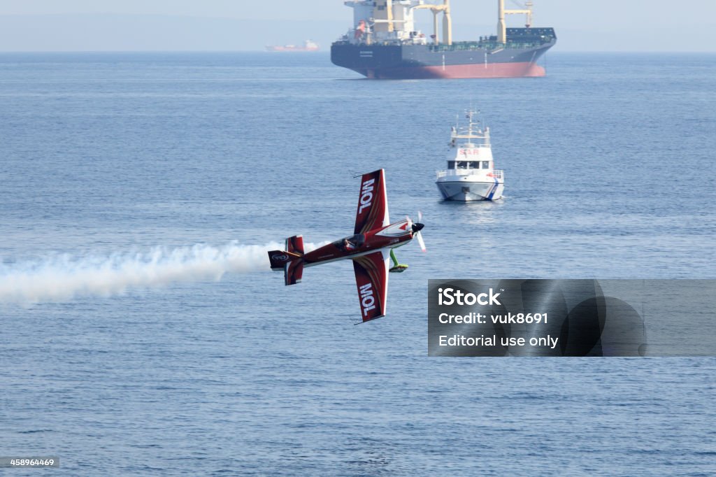 Aerobatic piano in azione - Foto stock royalty-free di A mezz'aria