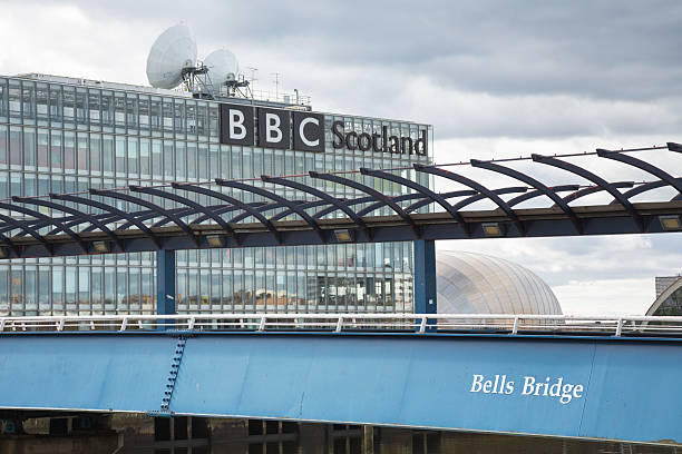 bells ponte sul fiume clyde, glasgow - bbc editorial sign glasgow foto e immagini stock