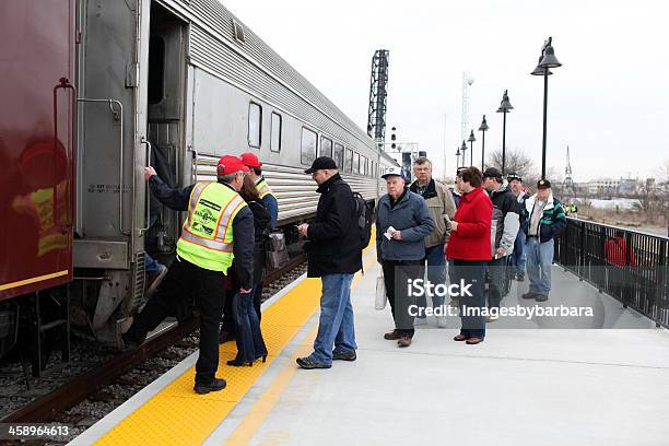 Passeggero Di Caricamento - Fotografie stock e altre immagini di Imbarcarsi - Imbarcarsi, Treno, Adulto