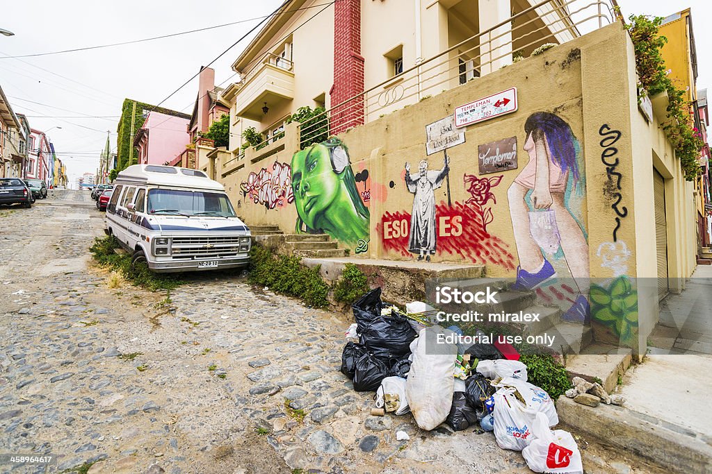 Häuser überdachte mit Graffiti Cerro Concepción in Valparaiso, Chile - Lizenzfrei Auto Stock-Foto