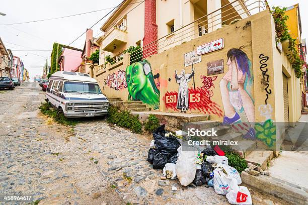 Domy Pokryte Graffiti Na Cerro Concepción W Valparaiso Chile - zdjęcia stockowe i więcej obrazów Bez ludzi