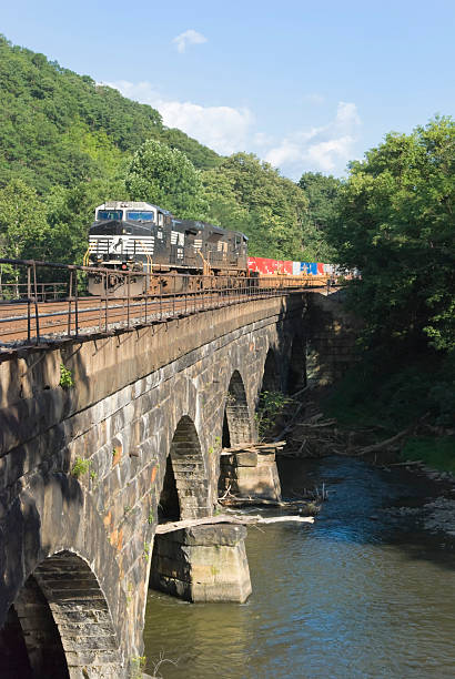 貨物列車 crossing 山橋 - juniata river ストックフォトと画像