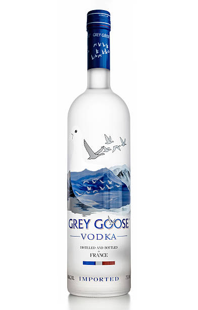 серый гусь водки - grey goose vodka стоковые фото и изображения