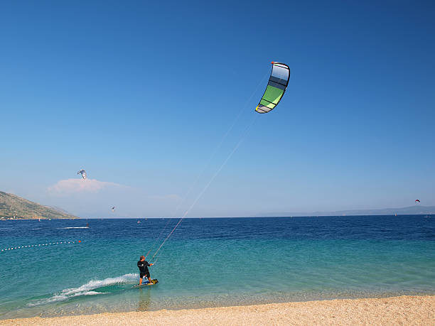 カイトサーフィンに対応 - kiteboarding sunlight croatia dalmatia ストックフォトと画像