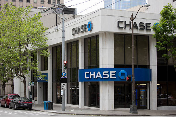 banco chase en el centro de la ciudad de seattle, washington - named financial services company fotografías e imágenes de stock