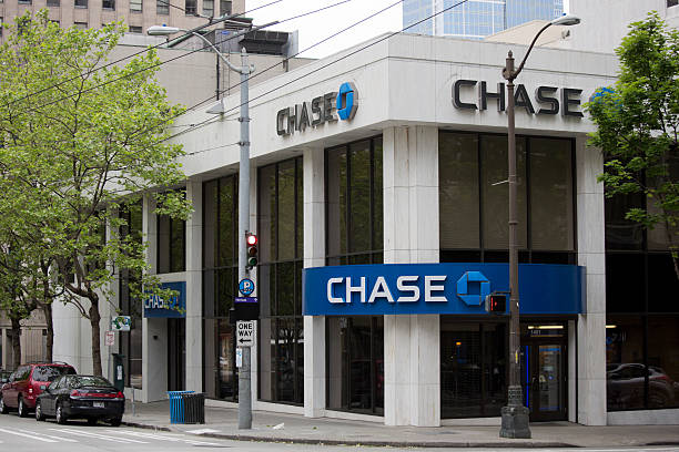 chase bank em estação do centro da cidade de seattle, washington - named financial services company imagens e fotografias de stock