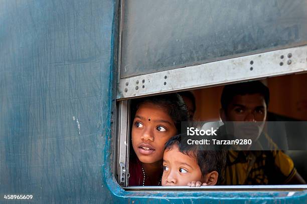 Niños Mirando Por La Ventana De Tren Compartimento Bangladesh Foto de stock y más banco de imágenes de Bangladesh