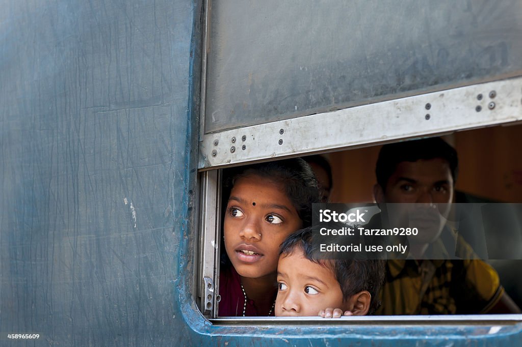 Dzieci patrząc przez okno pociągu komora, Bangladesz - Zbiór zdjęć royalty-free (Bangladesz)