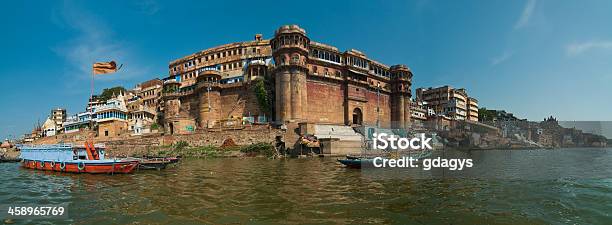홀리 도시 계속하였습니다 Varanasi 바라나시에 대한 스톡 사진 및 기타 이미지 - 바라나시, 모스크, 강