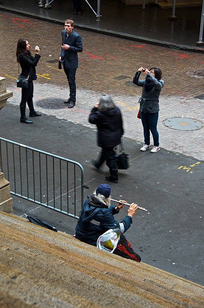 flutist w federal hall kroki, wall street, new york city - playing an instrument vertical blurred motion outdoors zdjęcia i obrazy z banku zdjęć