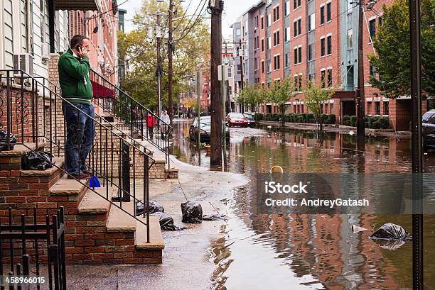 Foto de Hurrican Sandy Homem Falando No Celular Perto Inundado Street e mais fotos de stock de Enchente