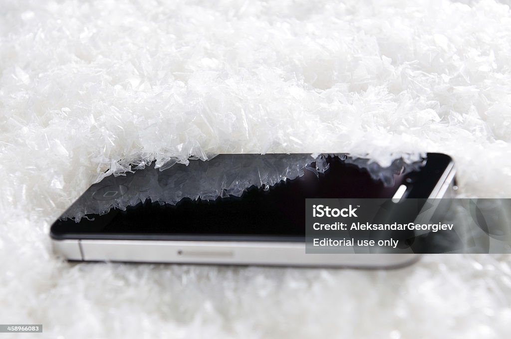 Frozen iPhone 4S deitado na neve - Foto de stock de Agenda Eletrônica royalty-free