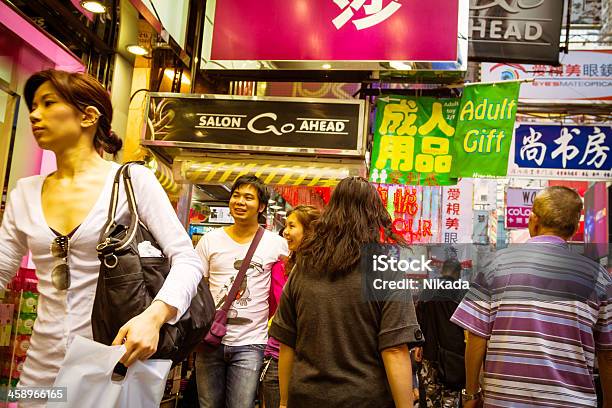 Foto de Cena De Rua Na Península De Kowloon Em Hong Kong e mais fotos de stock de Adulto - Adulto, Andar, Apartamento