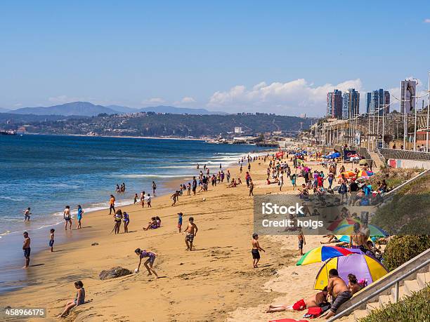 Spiaggia Di Valparaiso Cile - Fotografie stock e altre immagini di Vina del Mar - Vina del Mar, Affollato, Ambientazione esterna