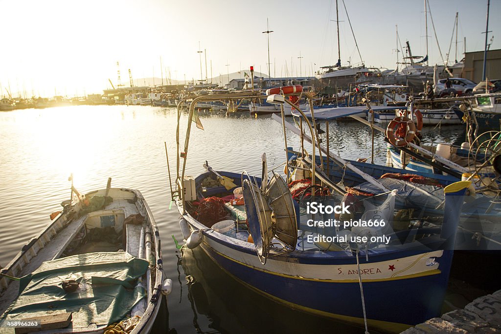 Barche da pesca e yacht presso il porto di Alghero, Sardegna - Foto stock royalty-free di Alghero
