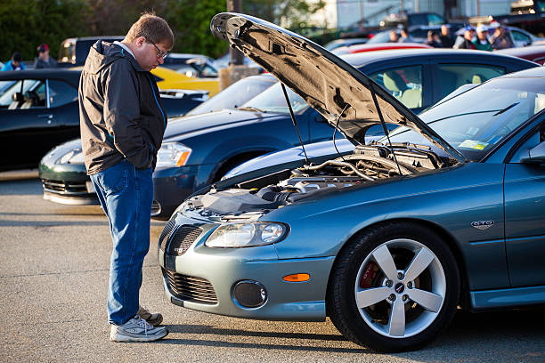 homem olhando para motor de carro - pontiac gto imagens e fotografias de stock