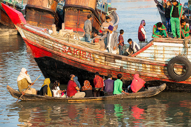 passagiere warten sie das schiff auf fähre - benglalese stock-fotos und bilder