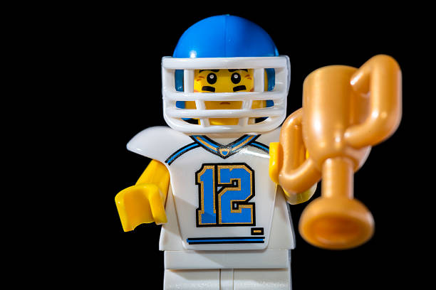 lego minifigures series 8 figur: football-spieler - humor athlete trophy one person stock-fotos und bilder