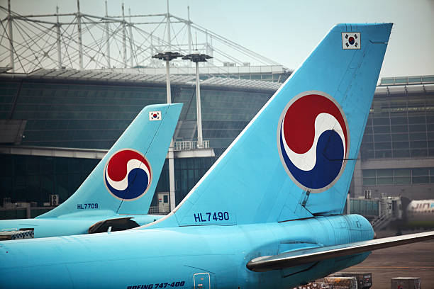 aviões a jato da korean air, no aeroporto internacional de incheon em seul - boeing 747 airplane commercial airplane jet - fotografias e filmes do acervo