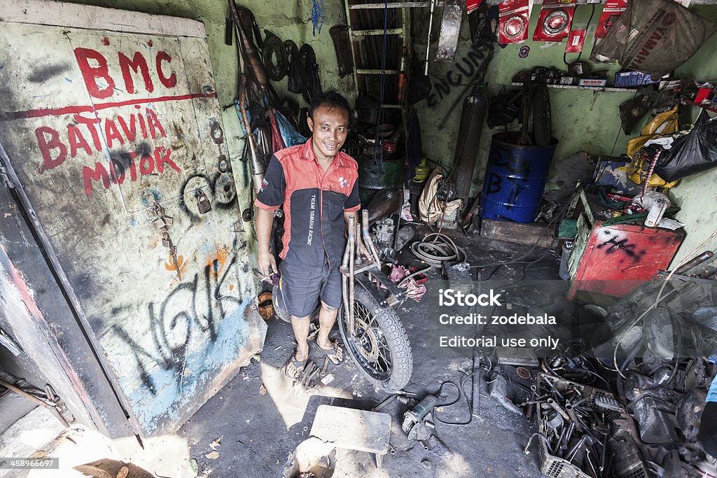 Jovem mecânico no seu ateliê, Jacarta, Indonésia - Foto de stock de 30 Anos royalty-free