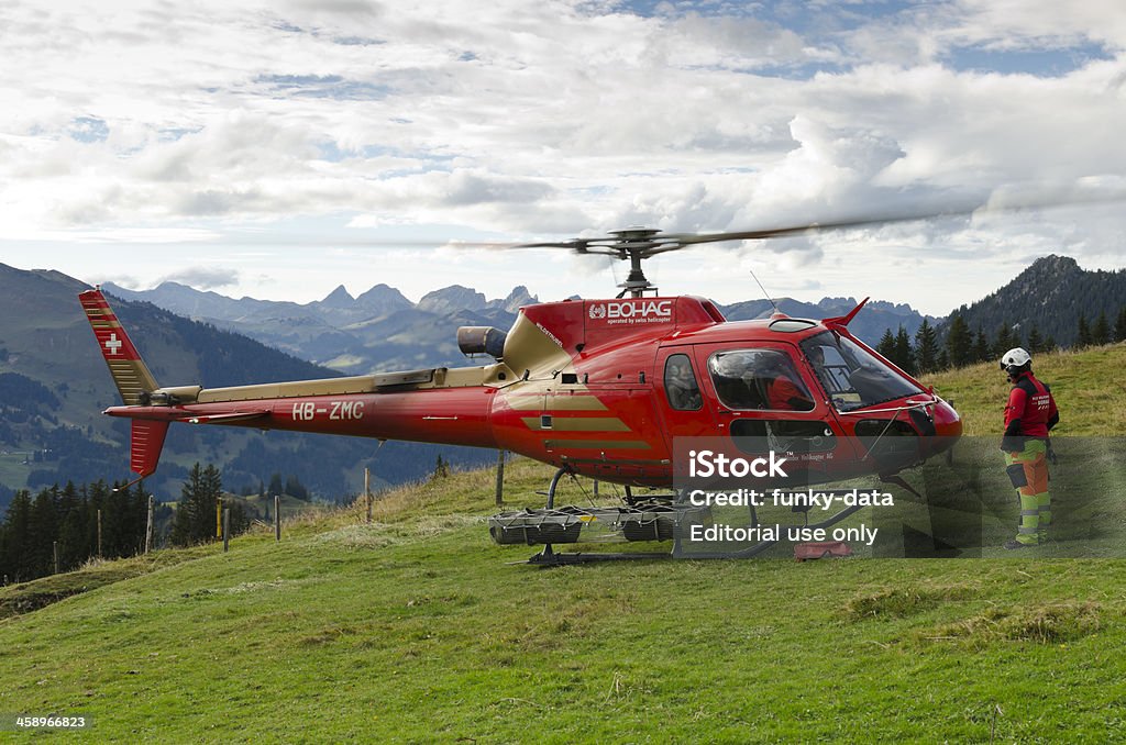 Swiss helicóptero de transporte de partida - Foto de stock de Alpes europeus royalty-free