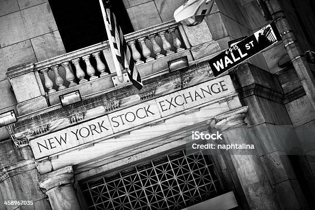 ニューヨーク証券取引所ウォールストリートサインの - ニューヨーク証券取引所のストックフォトや画像を多数ご用意 - ニューヨーク証券取引所, アメリカ合衆国, アメリカ国旗