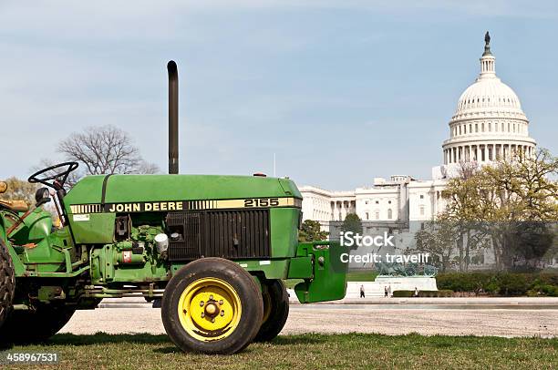 Сделано В Сшаjohn Deere Трактор И Капитолий Здание — стоковые фотографии и другие картинки John Deere