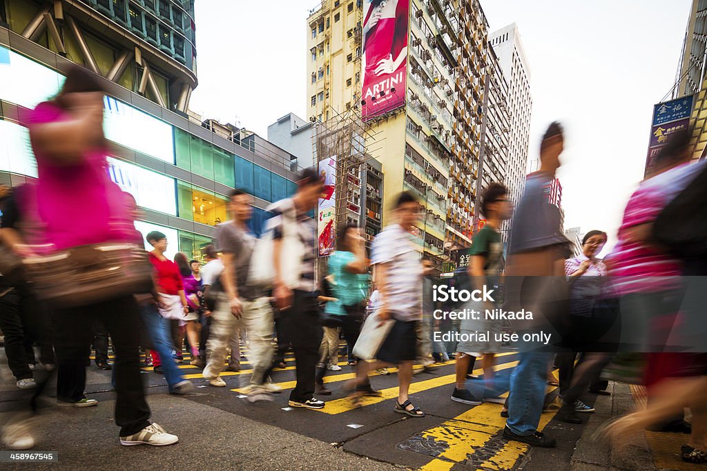 Pessoas correndo através de Hong Kong - Foto de stock de A caminho royalty-free