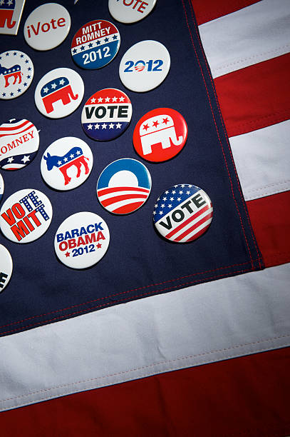 obama romney repubblicano democratico elezioni presidenziali americane campagna pulsanti bandiera - mitt romney immagine foto e immagini stock