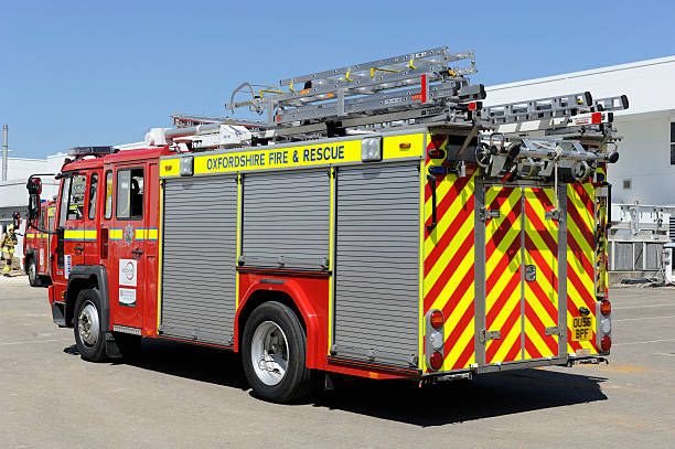 oxfordshire camión de bomberos - uk fire department fire engine team fotografías e imágenes de stock